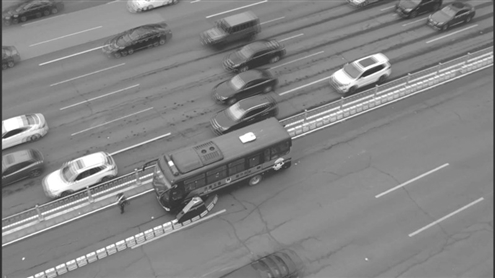 长约900米的潮汐车道共设置千余个“水马”,“拉链车”仅用时三四分钟就完工了。